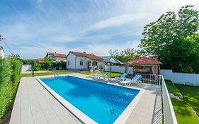 Holiday Home Zlatar Next To Buna River